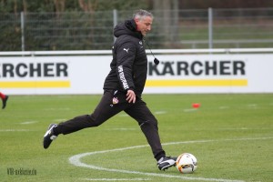 Jürgen Kramny, zwischen Zorniger und Mr. X. Bild © VfB-Bilder.de