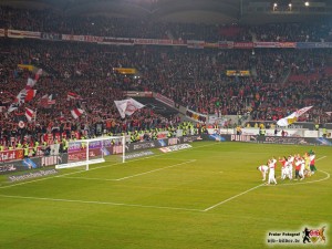 Die Mannschaft beschert ihrem Trainer die Festanstellung. Bild © VfB-Bilder.de