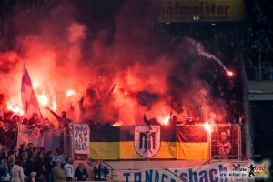 Der VfB brannte in der zweiten Halbzeit, die erste Reihe des Gästeblocks mit hirnverbrannten Flugbengalos. Bild: © VfB-Bilder.de
