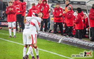 Asano und Mané, glücklich vereint. Bild © VfB-Bilder.de