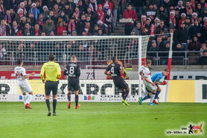 Viel zu häufig: Der Torwart ist vor dem VfB-Stürmer am Ball. Bild: © VfB-Bilder.de