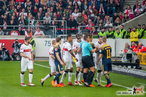 Hoch her ging es vor allem, wenn der Ball nicht im Spiel war. Bild: © VfB-Bilder.de