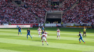 Im Mai lief Zuber - rechts im Bild mit der Rückennummer 17, zuletzt im Neckarstadion auf - und unterlag dem VfB im Saisonendspurt mit 0:2.